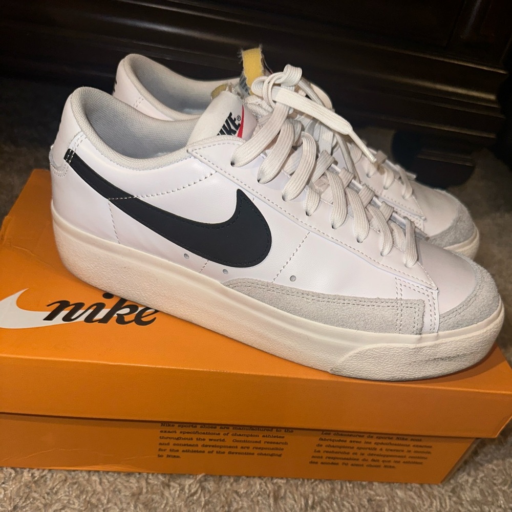 White and black platform low blazers